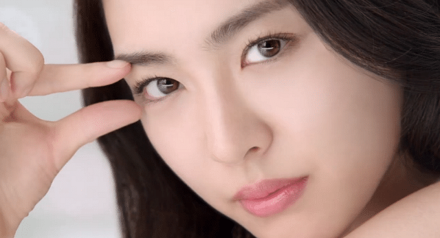 B Lee Yeon Hee How to use the SK-II Magnetic Wand to apply eye cream.png